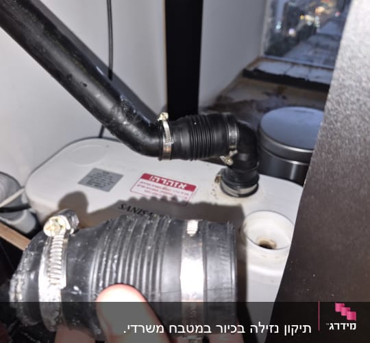 חלקי צנרת עם מחברים ליד אסלה